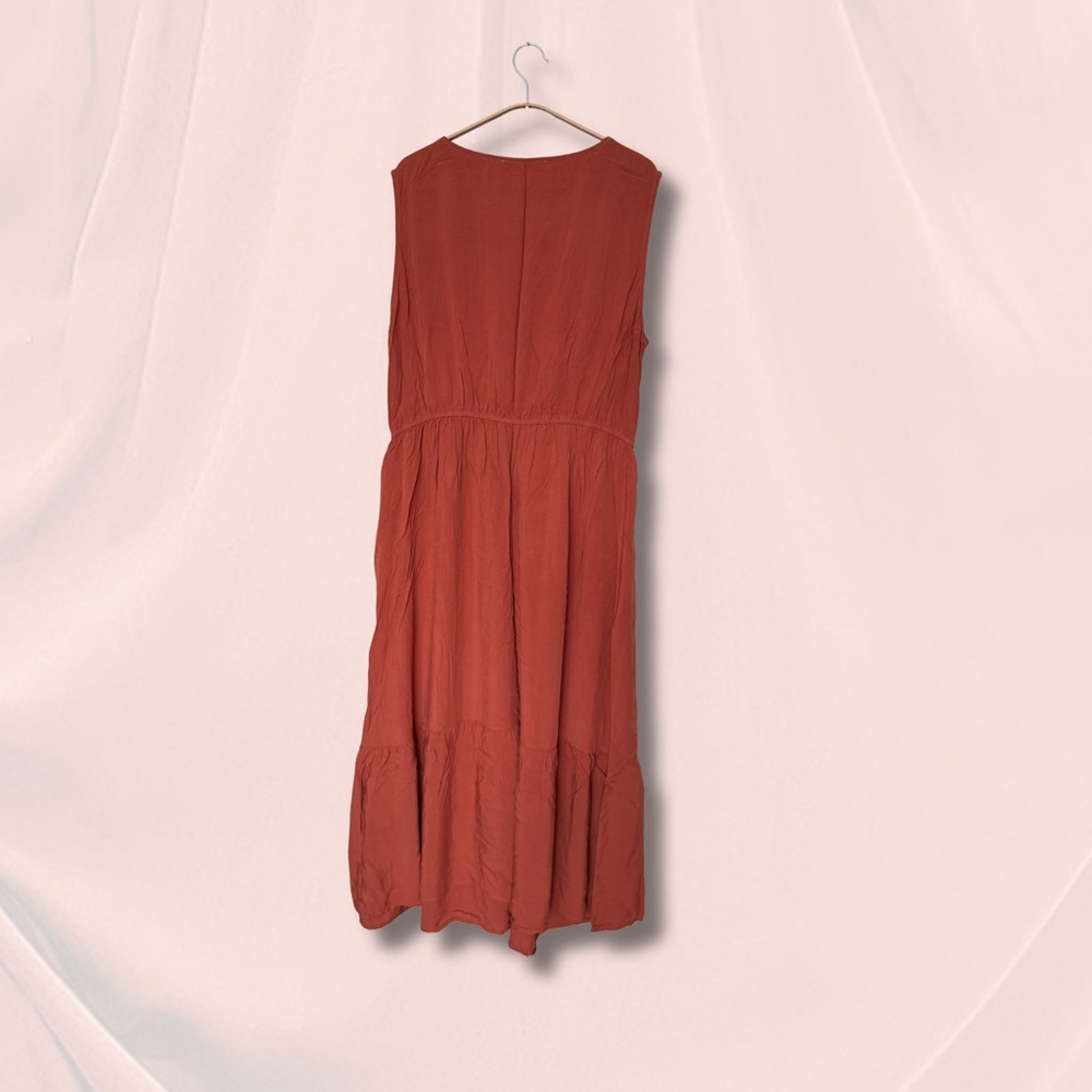 Chic Sleeveless Dress in Rust - Picture 5 of 6